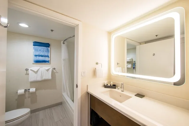 Room, Single, 2 Queen Beds, Partial Ocean View، SeaCrest Oceanfront Hotel 3/3