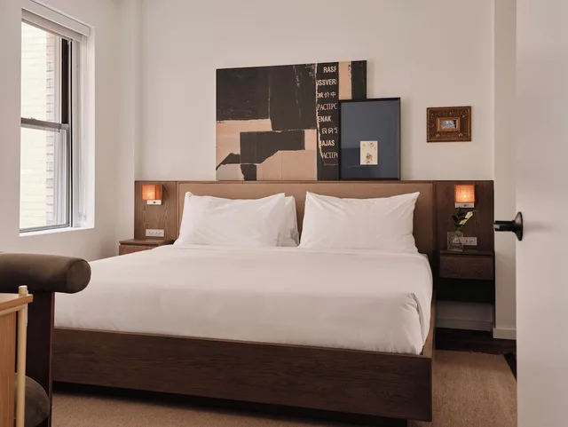 غرفة بسريرين كينج وسرير كينج وسرير كوين بغرفتي نوم مع أريكة، Mint House Washington DC Downtown 2/3
