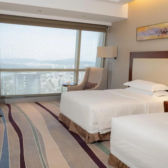 غرفة قياسية بسريرين منفصلين بإطلالة على البحيرة، CROWNE PLAZA WUXI TAIHU 2/6