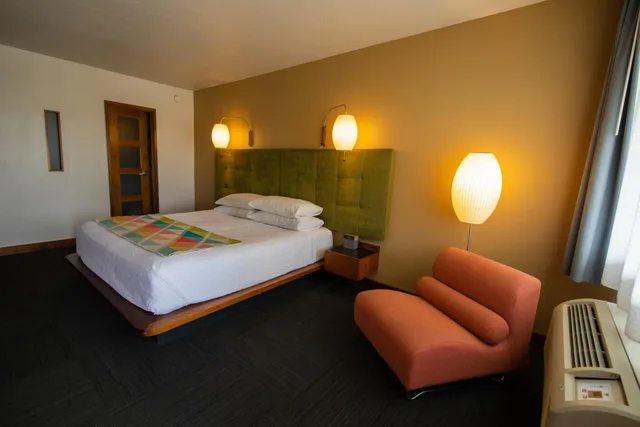 Room, King Bed, Modern Hotel And Bar 3/10