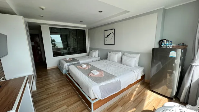 جناح تنفيذي ثلاثي بسرير مزدوج وسرير فردي بإطلالة على البحر، The Beach Front Resort Pattaya 1/3