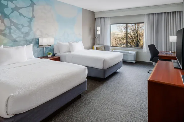 غرفة بسريرين كوين بحوض استحمام لذوي الإعاقة، Courtyard by Marriott Roseville Galleria Mall/Creekside Ridge Drive 1/5