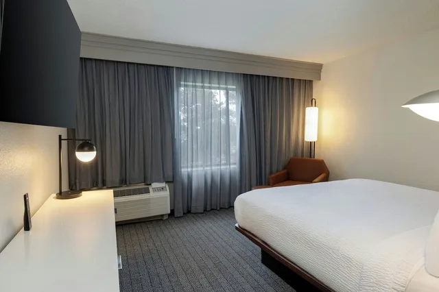 جناح بشرفة بغرفة نوم واحدة، Courtyard by Marriott North Charleston Airport/Coliseum 2/4
