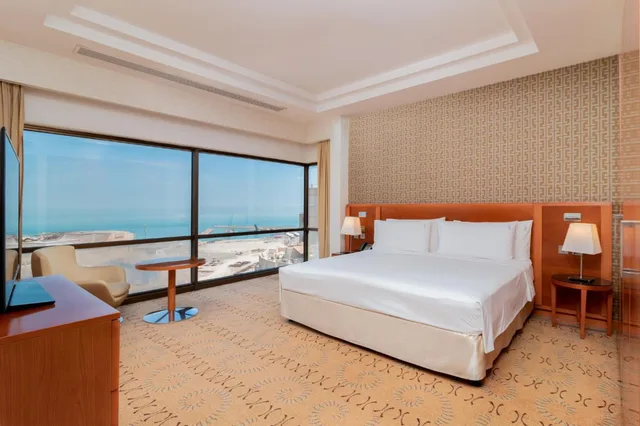جناح بسرير كينج بغرفة نوم واحدة مع دخول الصالة، Holiday Inn Kuwait 4/9