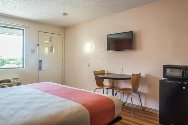 1 Queen Bed - Mobility Accessible Tub Nsmk، Motel6 Mesquite, TX - Rodeo - Convention Ctr 4/9