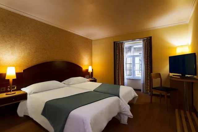 Room, Twin Beds, Internacional Hotel 1/3