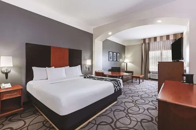 غرفة ديلوكس بسرير كينج، La Quinta Inn and Suites by Wyndham Granbury 1/4