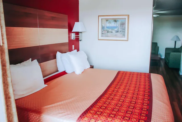 جناح، Rodeway Inn & Suites Lake Havasu City 2/3