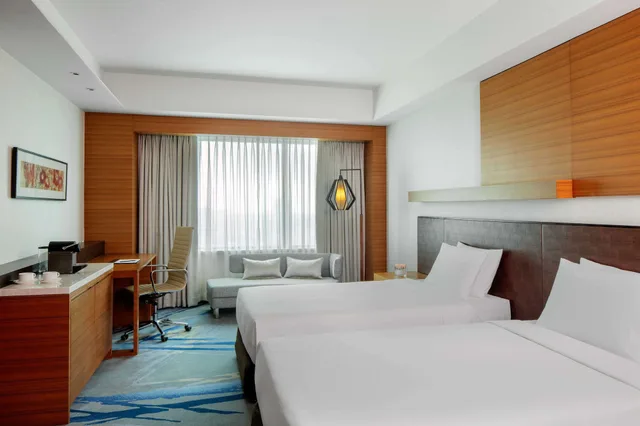 غرفة بزنس بسرير كينج مع دخول صالة النادي، Radisson Blu Hotel Cebu 1/4