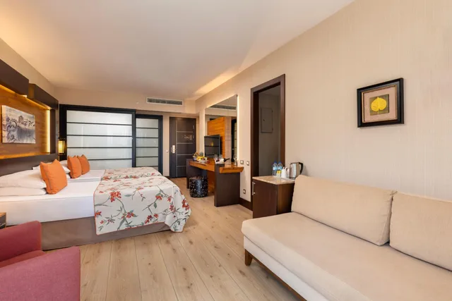 غرفة ديلوكس ثلاثية بسرير كوين وسرير فردي بإطلالة على البحر مع أريكة، Limak Lara De Luxe Hotel and Resort 4/8