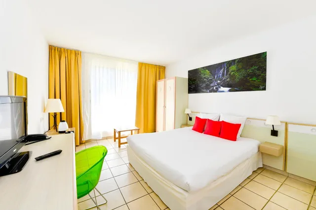 Standard, 1 Double and 1 Single Bed, Relais de l’Hermitage St Gilles 1/1