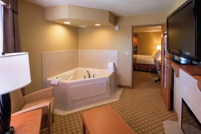جناح بسرير كينج بغرفة نوم واحدة لذوي الإعاقة، Holiday Inn Express Suites Chicago West Roselle 3/3