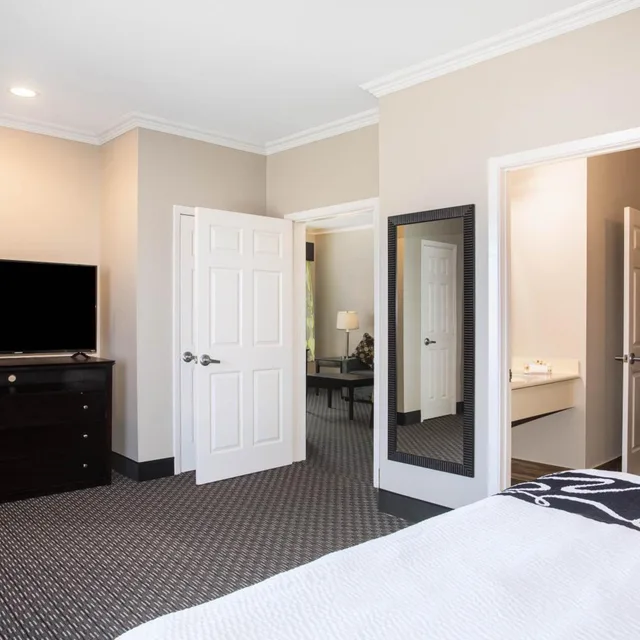 جناح ديلوكس بسرير كينج بحوض استحمام لذوي الإعاقة، La Quinta Inn And Suites By Wyndham Columbus Tx 5/7