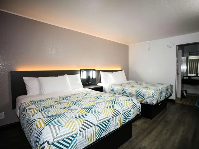 2 Queen Beds Mob Acc RI Shwr Nsmk Micfridg، Motel6 Sacramento, CA - Central 9/10