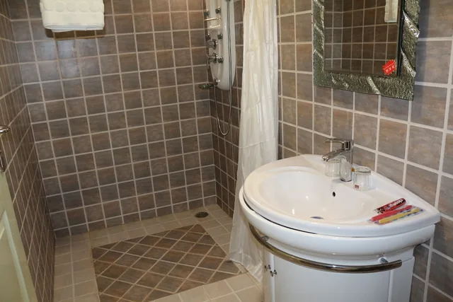 غرفة ديلوكس بسريرين منفصلين بغرفتي نوم، Kingsbridge Royale Hotel 7/8