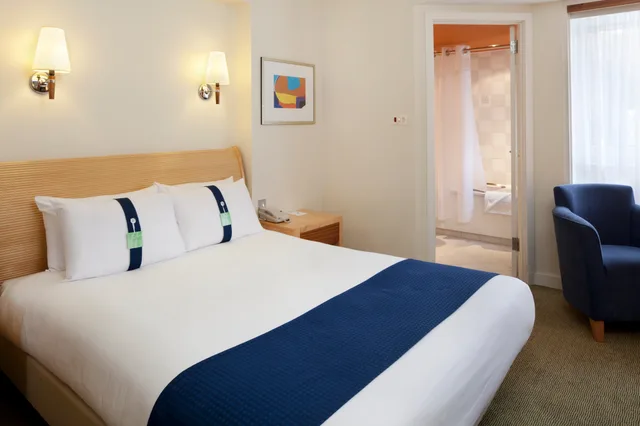 Room, Queen Bed, HOLIDAY INN BASINGSTOKE 2/5