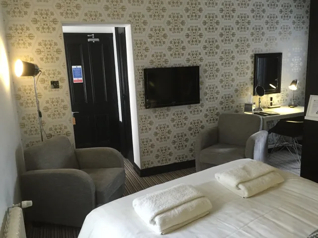 Room, Double Bed, Small, manorhaus Llangollen 2/3