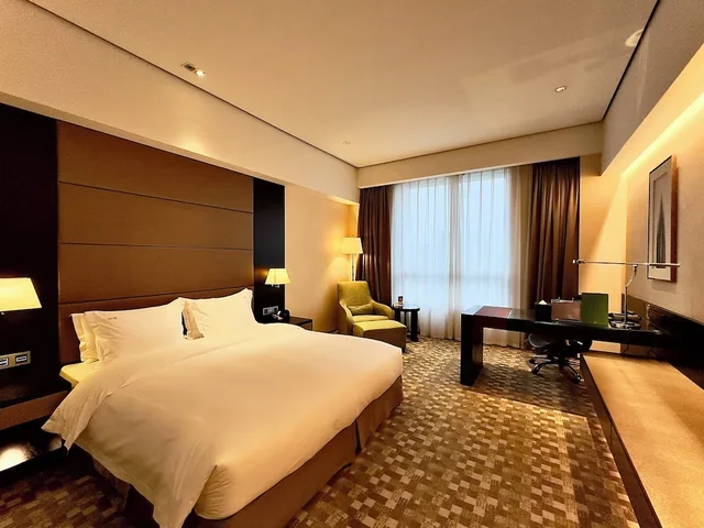 غرفة قياسية بسرير كينج مع دخول صالة النادي في طابق مرتفع، Holiday Inn Nantong Oasis International 3/6