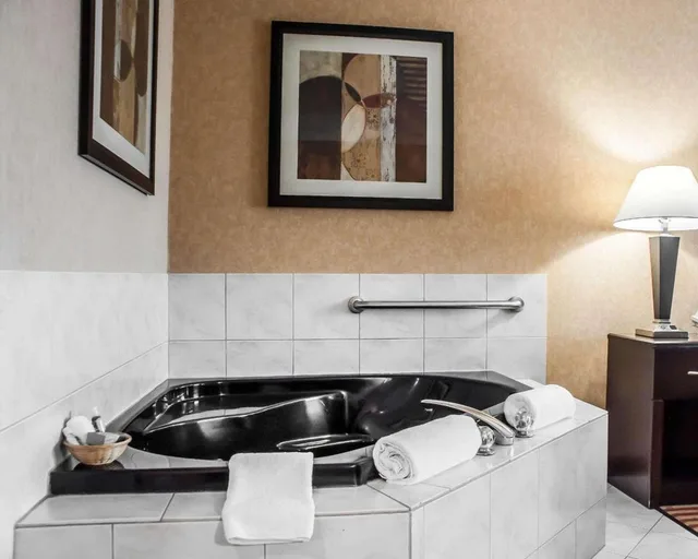 غرفة بسرير كينج بحوض جاكوزي، Quality Inn Dunkirk NY 9/9