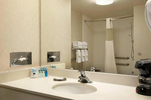 غرفة بسرير كينج مع أريكة بمنطقة جلوس، HAMPTON INN BEDFORD 6/6