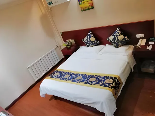 غرفة بسرير كينج وسرير كوين، GreenTree Inn Tianjin Beiyang Bridge Hotel 2/2