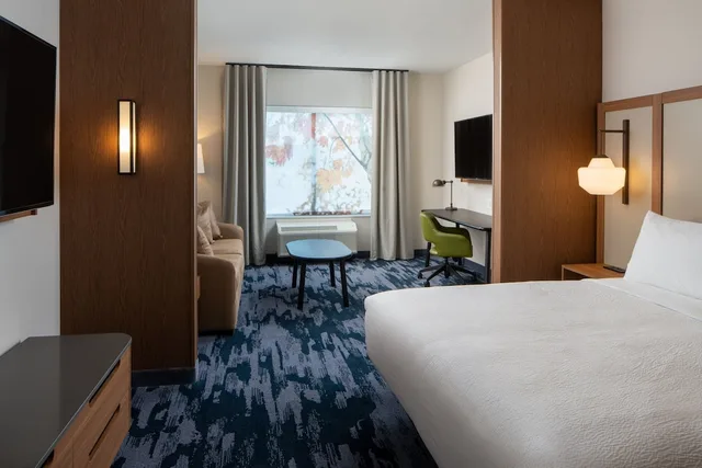 جناح استوديو بسرير كينج مع أريكة لذوي الإعاقة، Fairfield by Marriott Inn & Suites Huntsville Redstone Gateway 1/2
