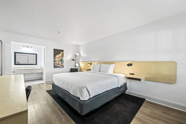 Room, King Bed, Pet Friendly, Charleston Creekside Inn 2/4