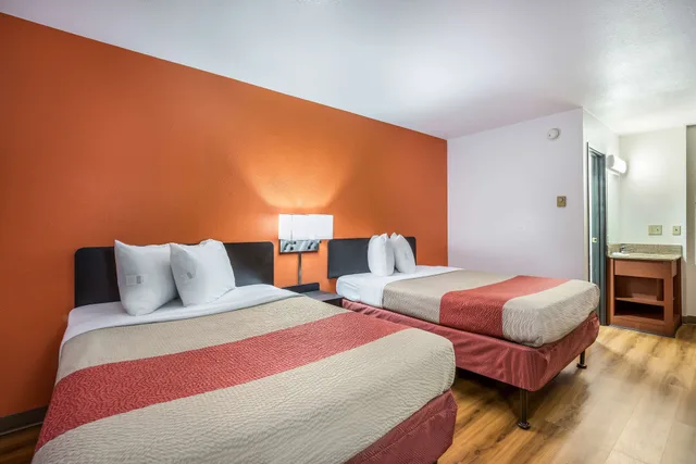 غرفة قياسية بسريرين مزدوجين، Motel6 Madison, WI - East 3/7