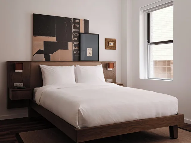 غرفة بسريرين كوين بغرفتي نوم مع أريكة لذوي الإعاقة، Mint House Washington DC Downtown 2/2