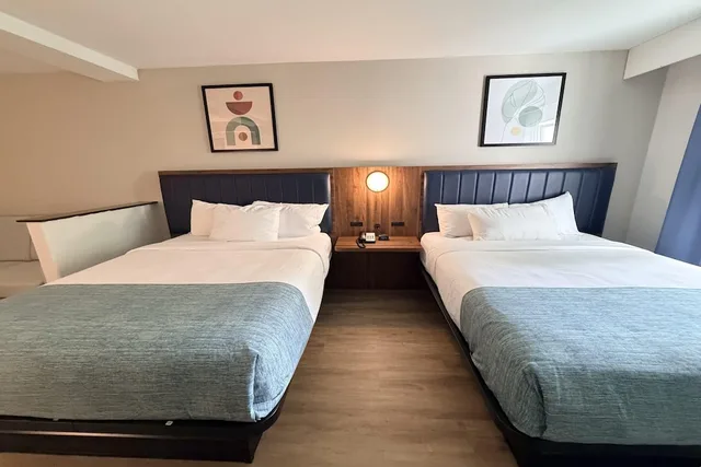 غرفة بسريرين كوين مع أريكة، Wingate by Wyndham Athens Near Downtown 1/9