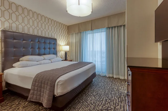 جناح بسرير كينج بغرفتين مع أريكة بحوض جاكوزي بحوض استحمام، Drury Plaza Hotel St Louis Chesterfield 2/10