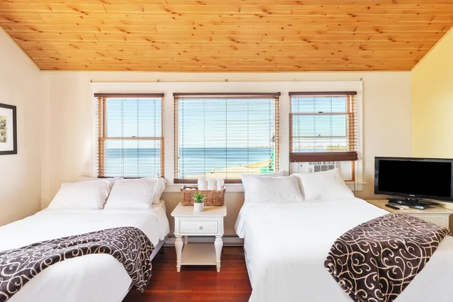 Tropical, Suite, 1 Queen and 2 Double Beds، The Palms Hotel Fire Island 3/4