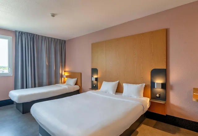 غرفة ثلاثية بسرير مزدوج وسرير فردي، B&B Hotel Lyon Eurexpo Chassieu 2/4