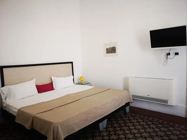 جناح جونيور، Hotel Valentino 3/5