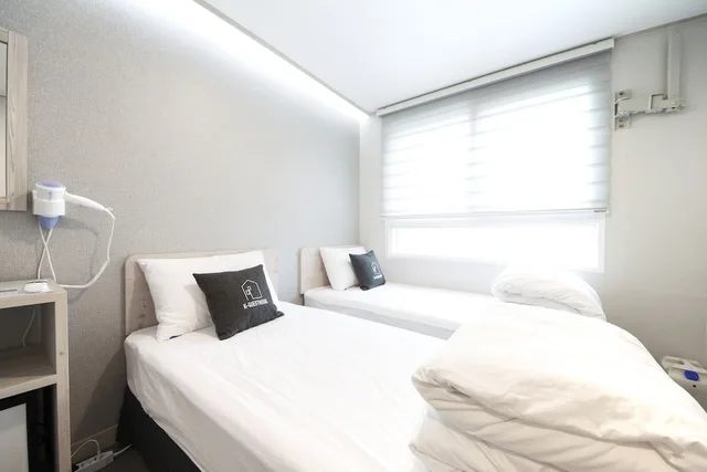 غرفة قياسية بسريرين منفصلين، K-Grand Hotel & Guest House Seoul 2/5