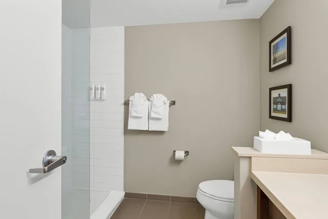 جناح بسرير كينج مع أريكة، Comfort Inn & Suites Bowmanville 4/7