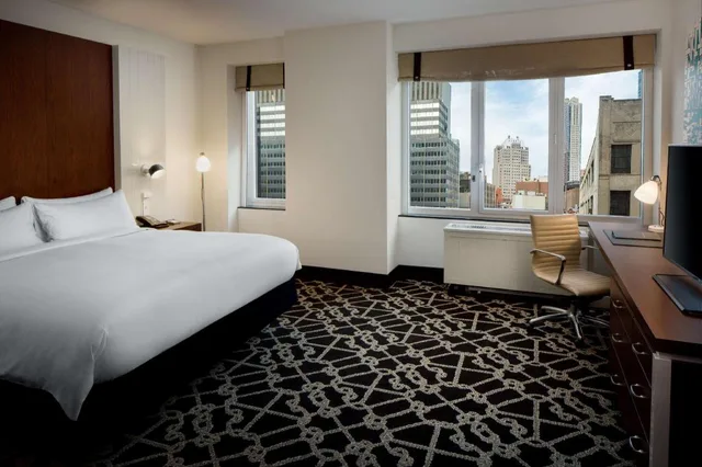 Room, King Bed, Executive Level, Accessible، Hilton Brooklyn New York 3/7