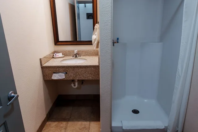 Standard, Single, King Bed, Price Pointe Inn 5/5