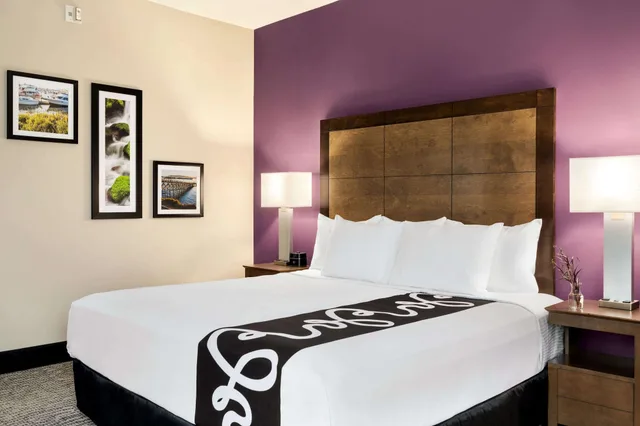 غرفة ديلوكس بسرير كينج لذوي الإعاقة، La Quinta Inn And Suites by Wyndham Burlington 2/4