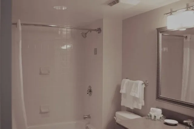 غرفة بريميوم بسرير كينج، Holiday Inn Laval Montreal 7/10