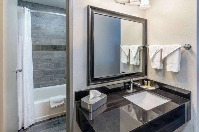 غرفة قياسية بسريرين كوين، Days Inn By Wyndham Lamar 6/6