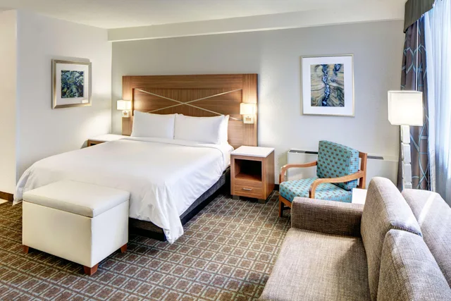 Room, King Bed, Large, Corner, DoubleTree by Hilton Milwaukee Downtown 1/2