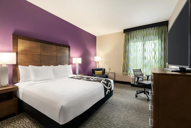 Room, King Bed, Sofa, Kitchenette, Accessible, La Quinta Inn And Suites by Wyndham Burlington 2/4