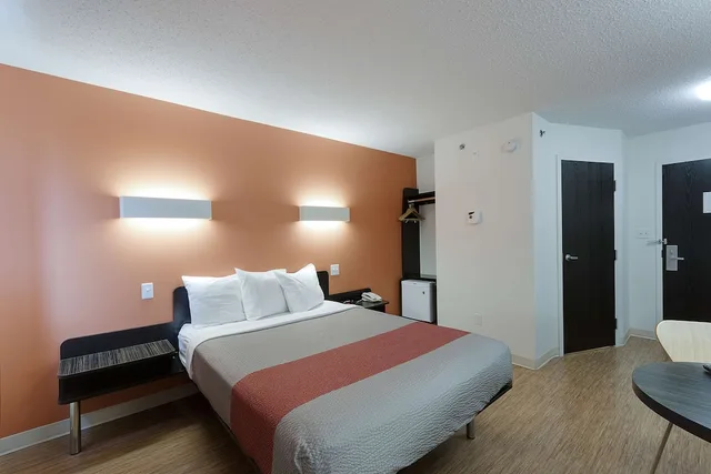 غرفة قياسية بسرير كوين لذوي الإعاقة، Motel6 Brandon, MB 2/8