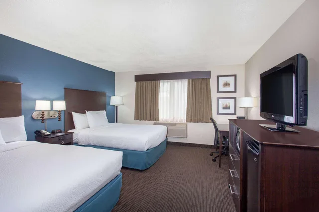 غرفة ديلوكس رباعية، AmericInn by Wyndham Mankato Event Center 1/4