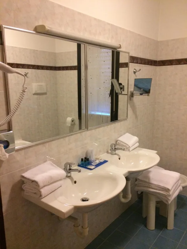 جناح جونيور، HOTEL PARIGI 2 6/9