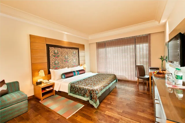 غرفة بريميوم بسرير كينج، THE LALIT JAIPUR 1/5