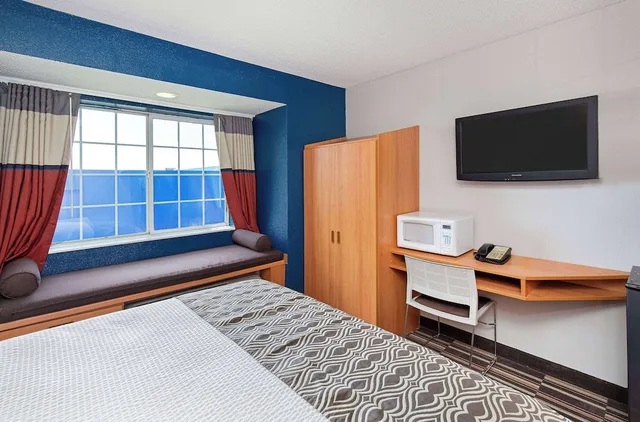 غرفة قياسية بسرير كوين، Microtel Inn And Suites Memphi 3/7