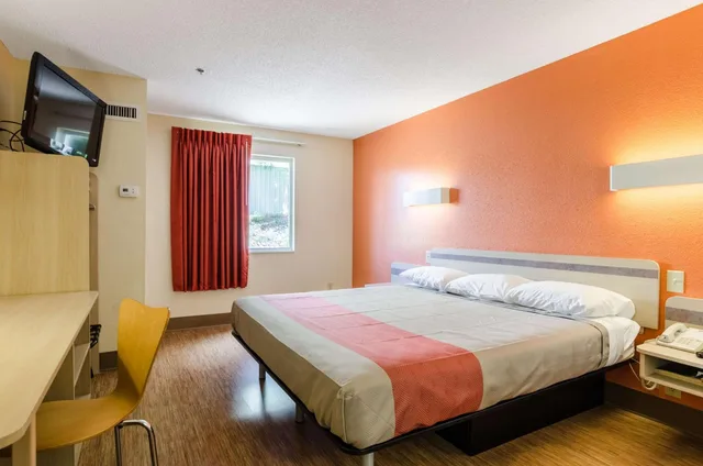 1 King Bed Mobility Access Ri Shwr Nsmk، Motel6 Bristol, VA 2/10