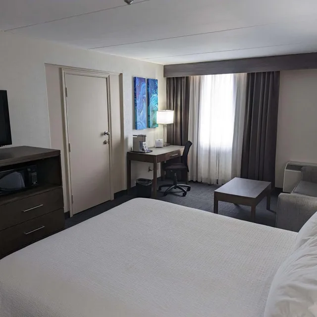 غرفة قياسية بسرير كينج وسرير كوين، Best Western Plus Toronto Airport Hotel 1/5